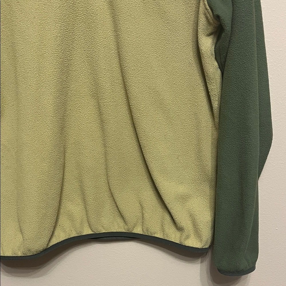 Patagonia Women's Green and Tan Fleece Pullover - Picture 6 of 13